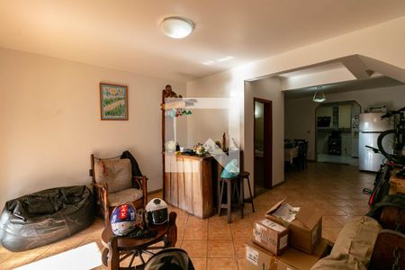 Sala de casa para alugar com 4 quartos, 232m² em Álvaro Camargos, Belo Horizonte