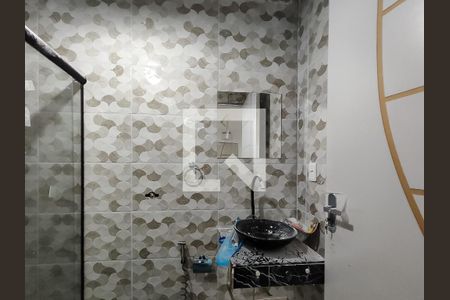 Banheiro de kitnet/studio para alugar com 1 quarto, 27m² em Tijuca, Rio de Janeiro