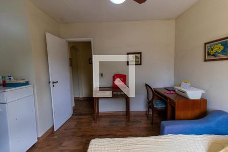 Casa à venda com 710m², 4 quartos e 4 vagas Casa à venda com 710m², 4 quartos e 4 vagasQuarto