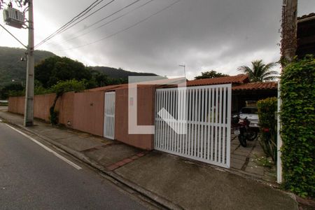 Casa à venda com 710m², 4 quartos e 4 vagas Casa à venda com 710m², 4 quartos e 4 vagasFachada