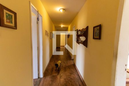 Casa à venda com 710m², 4 quartos e 4 vagas Casa à venda com 710m², 4 quartos e 4 vagasCorredor