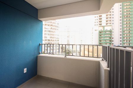 Varanda  de kitnet/studio para alugar com 1 quarto, 27m² em Chácara Seis de Outubro, São Paulo
