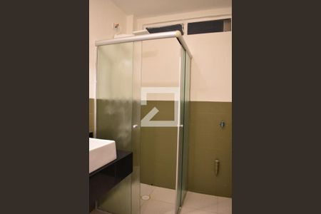 Banheiro de apartamento para alugar com 1 quarto, 49m² em Centro, Curitiba