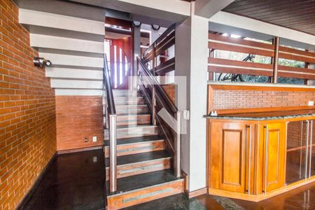 Escada de casa de condomínio para alugar com 4 quartos, 250m² em Residencial Nove (alphaville), Santana de Parnaíba