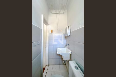 Banheiro de kitnet/studio para alugar com 1 quarto, 14m² em Vila Bertioga, São Paulo