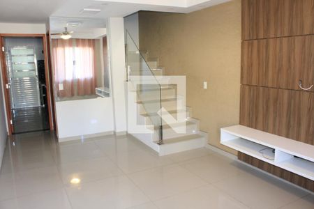 Sala  de casa de condomínio para alugar com 2 quartos, 79m² em Jardim Colibri, Cotia