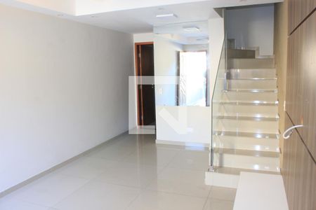 Sala  de casa de condomínio para alugar com 2 quartos, 79m² em Jardim Colibri, Cotia
