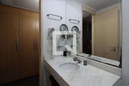 Banheiro de kitnet/studio para alugar com 1 quarto, 17m² em Pinheiros, São Paulo