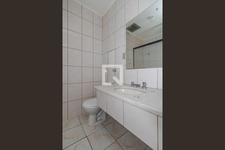 Banheiro de kitnet/studio para alugar com 1 quarto, 26m² em Medianeira, Porto Alegre