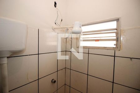 Banheiro Social de kitnet/studio para alugar com 1 quarto, 30m² em Qna 2, Brasília