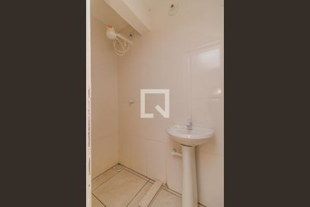 Banheiro de kitnet/studio para alugar com 1 quarto, 26m² em Medianeira, Porto Alegre