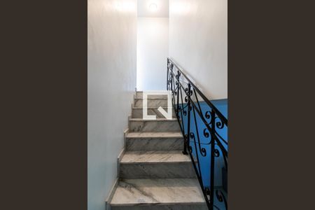 Escadas de casa à venda com 3 quartos, 120m² em Vila Gomes Cardim, São Paulo
