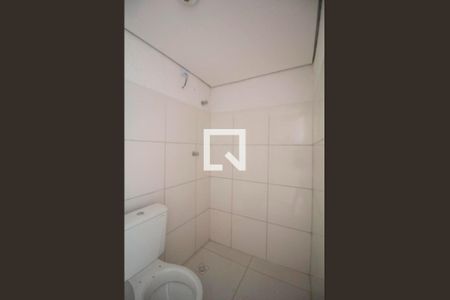 Banheiro de casa para alugar com 2 quartos, 37m² em Vila Carmosina, São Paulo