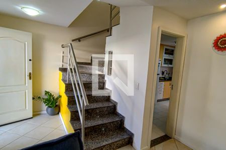 escada de casa de condomínio para alugar com 3 quartos, 95m² em Pechincha, Rio de Janeiro