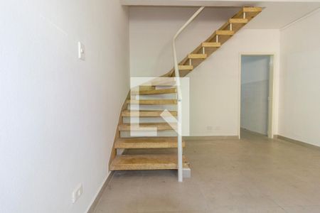 Escada de casa de condomínio para alugar com 2 quartos, 80m² em Alto do Pari, São Paulo