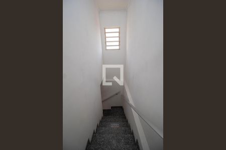Escada de casa para alugar com 4 quartos, 140m² em Parque Monteiro Soares, São Paulo