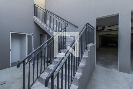 Casa à venda com 105m², 3 quartos e 2 vagas Casa à venda com 105m², 3 quartos e 2 vagasEscada