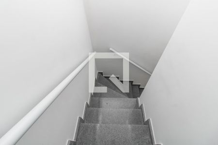 Casa à venda com 105m², 3 quartos e 2 vagas Casa à venda com 105m², 3 quartos e 2 vagasEscada