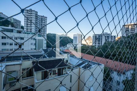 Sala vista da janela de apartamento à venda com 2 quartos, 64m² em Laranjeiras, Rio de Janeiro