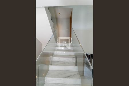 Escada de casa à venda com 3 quartos, 138m² em Cândida Ferreira, Contagem
