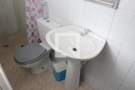 Banheiro de casa para alugar com 1 quarto, 55m² em Catiapoã, São Vicente