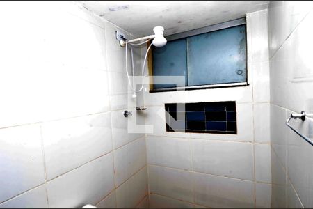 Banheiro de kitnet/studio para alugar com 1 quarto, 17m² em Ramos, Rio de Janeiro