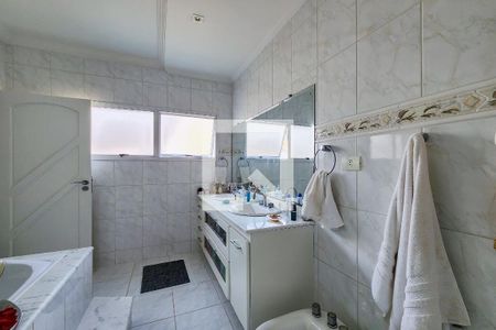 Casa de condomínio para alugar com 327m², 4 quartos e 4 vagas Casa de condomínio para alugar com 327m², 4 quartos e 4 vagasBanheiro da Suíte 3