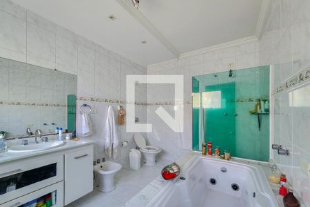 Casa de condomínio para alugar com 327m², 4 quartos e 4 vagas Casa de condomínio para alugar com 327m², 4 quartos e 4 vagasBanheiro da Suíte 3