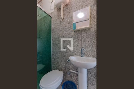 Banheiro de kitnet/studio para alugar com 1 quarto, 25m² em Canaa, Belo Horizonte