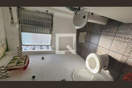Banheiro de kitnet/studio para alugar com 1 quarto, 30m² em Itararé, Santos
