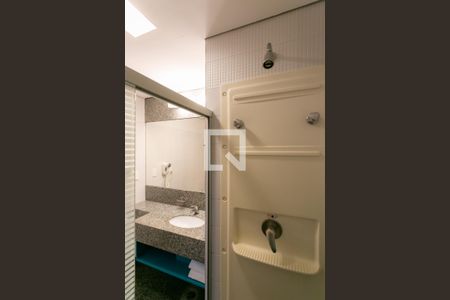 Banheiro de kitnet/studio para alugar com 1 quarto, 27m² em Centro, Belo Horizonte