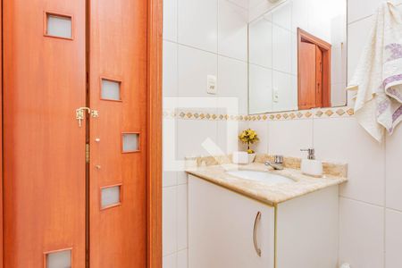 Banheiro de casa para alugar com 2 quartos, 77m² em Jardim Patente Novo, São Paulo
