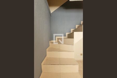 Escada de casa para alugar com 2 quartos, 78m² em Parque Novo Oratório, Santo André