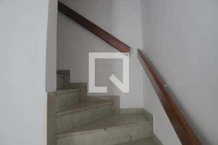 Escadas de casa à venda com 3 quartos, 250m² em Planalto Paulista, São Paulo
