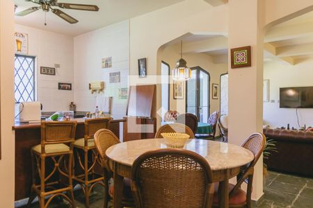 Casa de condomínio para alugar com 580m², 6 quartos e 4 vagas Casa de condomínio para alugar com 580m², 6 quartos e 4 vagasSala de jantar térreo