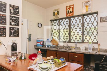 Casa de condomínio para alugar com 580m², 6 quartos e 4 vagas Casa de condomínio para alugar com 580m², 6 quartos e 4 vagasCozinha térreo