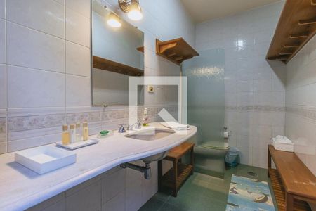 Casa de condomínio para alugar com 580m², 6 quartos e 4 vagas Casa de condomínio para alugar com 580m², 6 quartos e 4 vagasBanheiro masculino piscina