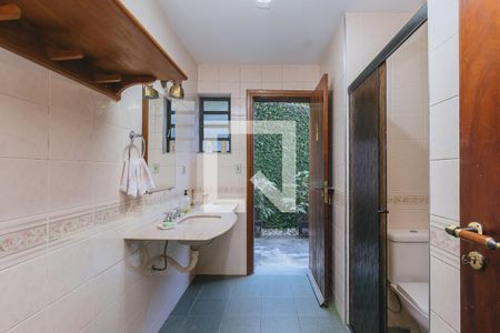 Casa de condomínio para alugar com 580m², 6 quartos e 4 vagas Casa de condomínio para alugar com 580m², 6 quartos e 4 vagasBanheiro feminino piscina