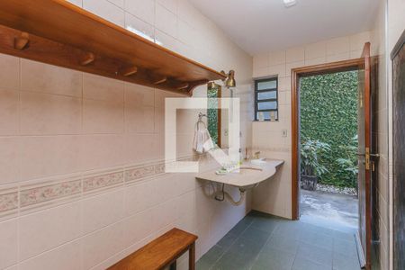 Casa de condomínio para alugar com 580m², 6 quartos e 4 vagas Casa de condomínio para alugar com 580m², 6 quartos e 4 vagasBanheiro feminino piscina