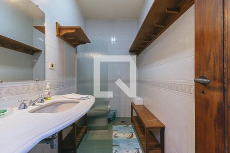 Casa de condomínio para alugar com 580m², 6 quartos e 4 vagas Casa de condomínio para alugar com 580m², 6 quartos e 4 vagasBanheiro masculino piscina