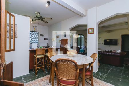 Casa de condomínio para alugar com 580m², 6 quartos e 4 vagas Casa de condomínio para alugar com 580m², 6 quartos e 4 vagasSala de jantar térreo