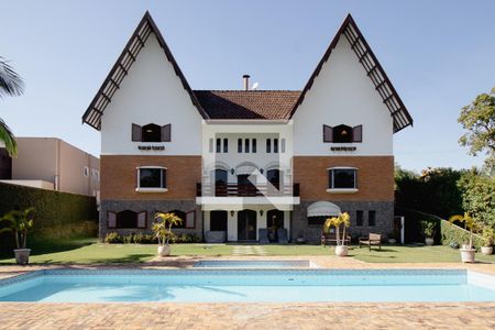 Casa de condomínio para alugar com 580m², 6 quartos e 4 vagas Casa de condomínio para alugar com 580m², 6 quartos e 4 vagasFachada