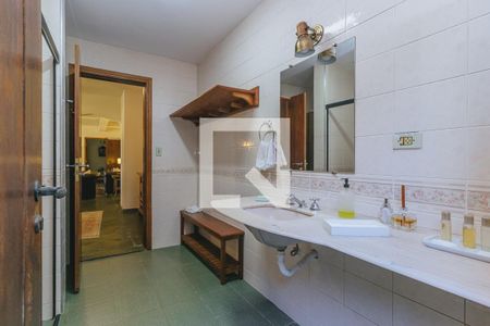 Casa de condomínio para alugar com 580m², 6 quartos e 4 vagas Casa de condomínio para alugar com 580m², 6 quartos e 4 vagasBanheiro feminino piscina