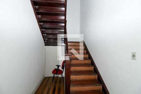 Escada de casa para alugar com 3 quartos, 218m² em Lapa, São Paulo