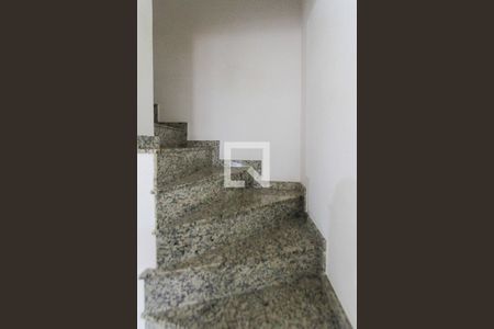 Escada de casa de condomínio para alugar com 2 quartos, 96m² em Vila Santa Clara, São Paulo