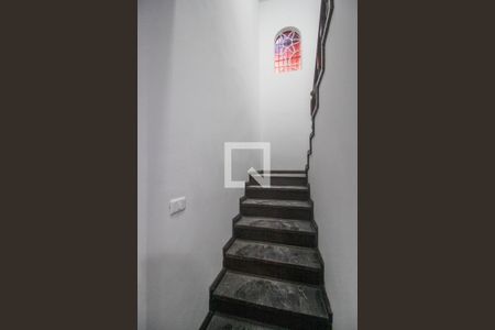 Escada de casa para alugar com 3 quartos, 170m² em Jardim Regina Alice, Barueri