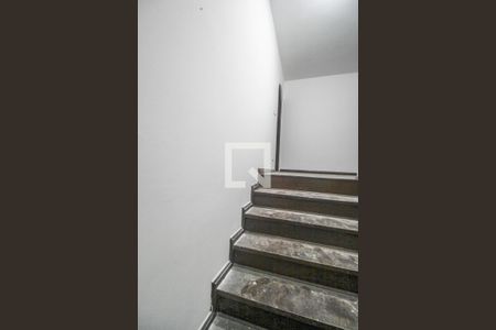 Escada de casa para alugar com 3 quartos, 170m² em Jardim Regina Alice, Barueri