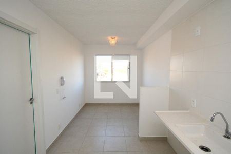 Sala/Cozinha de apartamento para alugar com 1 quarto, 28m² em Jardim Itacolomi, São Paulo