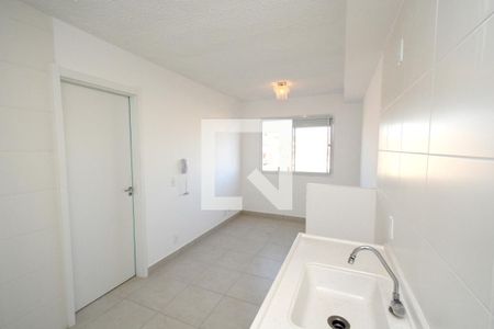 Sala/Cozinha de apartamento para alugar com 1 quarto, 28m² em Jardim Itacolomi, São Paulo