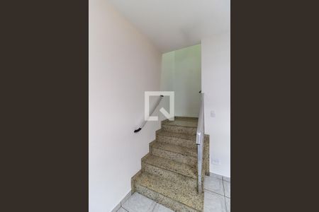 Escada de casa para alugar com 4 quartos, 145m² em Jardim Patente Novo, São Paulo
